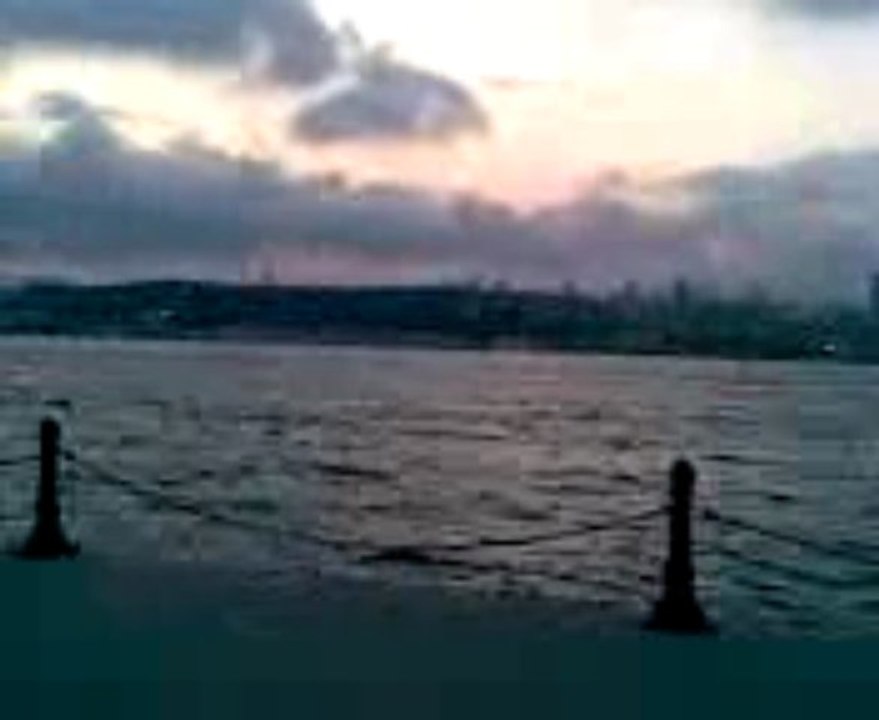 Çocuklar Teyzeyle Üsküdar Boğaz Kenarındalar