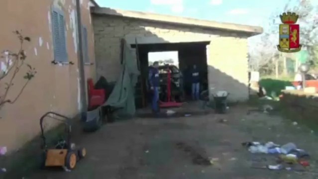 Tagliavano e smontavano auto rubate per rivenderle come nuove. Ad Albano due arresti