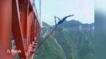 Impressionnante séance de gymnastique au-dessus du vide