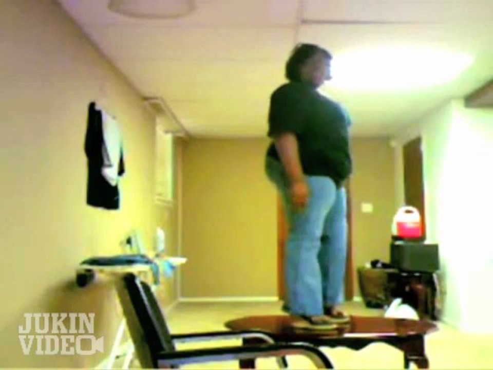 Fat Lady Falls Off Table - video Dailymotion