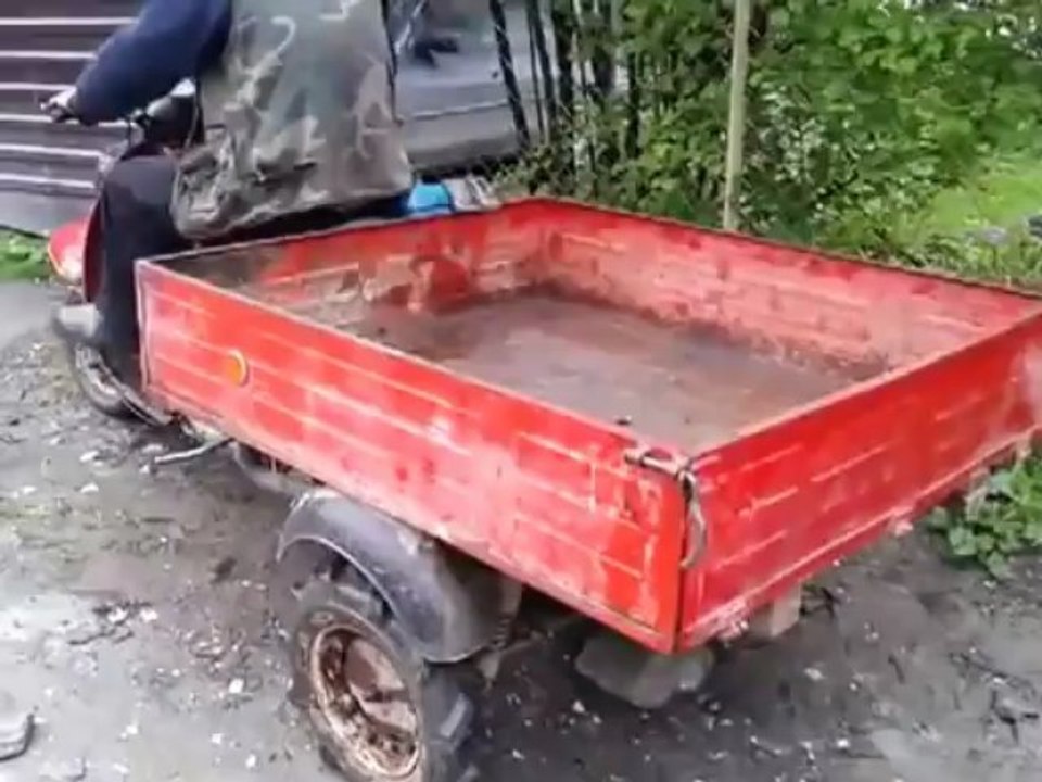 Chute dans un trou en scooter-remorque