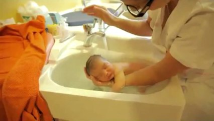 Yenidoğan Bebeğe su terapisi (Kendilerinden geçiyorlar..)