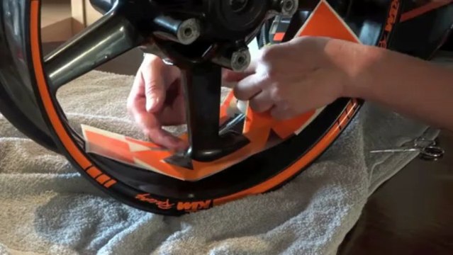 Pose stickers jantes moto KTM