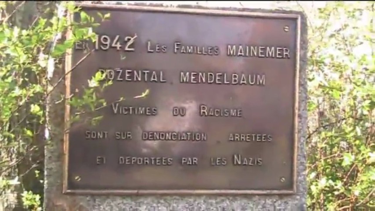 28 avril 2013 journée de la déportation à Avranches : recueillement devant la stèle aux familles juives arrêtées et déportées en 1942