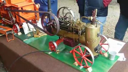 LES MINIATURES DE MICHEL JOMIER A CHATEAUMEILLANT LA BATTEUSE ET SON ENSEMBLE LOCOMOBILE ET PRESSE