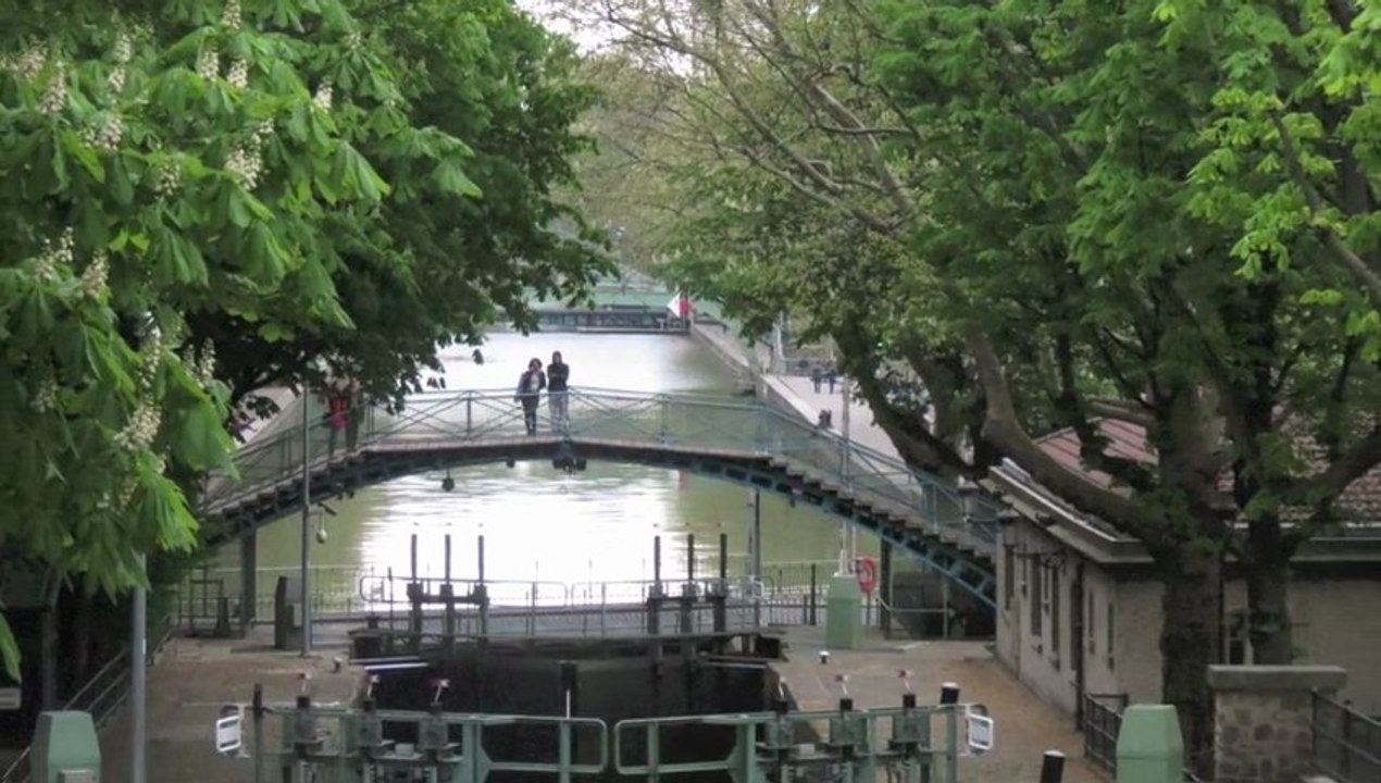 le passage de l'écluse - canal St Martin - avril 2013