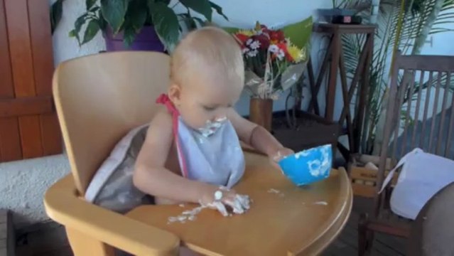 2013 AVRIL 2013 Elise mange seule 10 mois