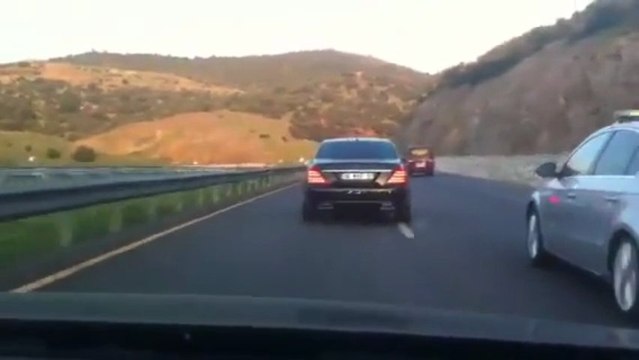 MHP LİDERİ Sn.DEVLET BAHÇELİNİN KONVOYU ATİLLA YILMAZ YÜRÜYÜN ADLI ESERİYLE İzmirden Ankaraya dönüş..