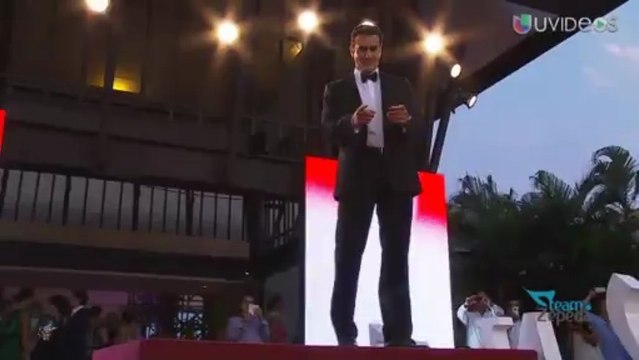 David Zepeda @davidzepeda1 posando en la alfombra roja PTVYN2013 Favoritos del Público