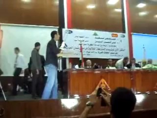 مشادات بين طلاب وأعضاء هيئة تدريس جامعة بنها أثناء لقاء وزير التعليم العالي