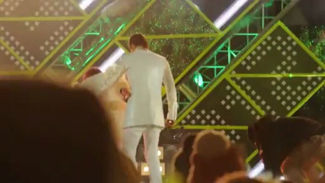 121231 MBC 가요대제전 B1A4 CNU supported Jinyoung