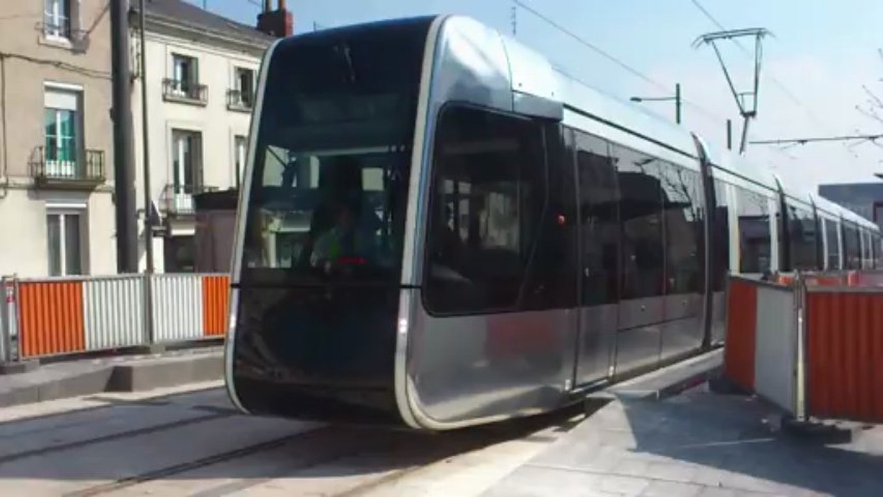 Le tram monte la tranchée