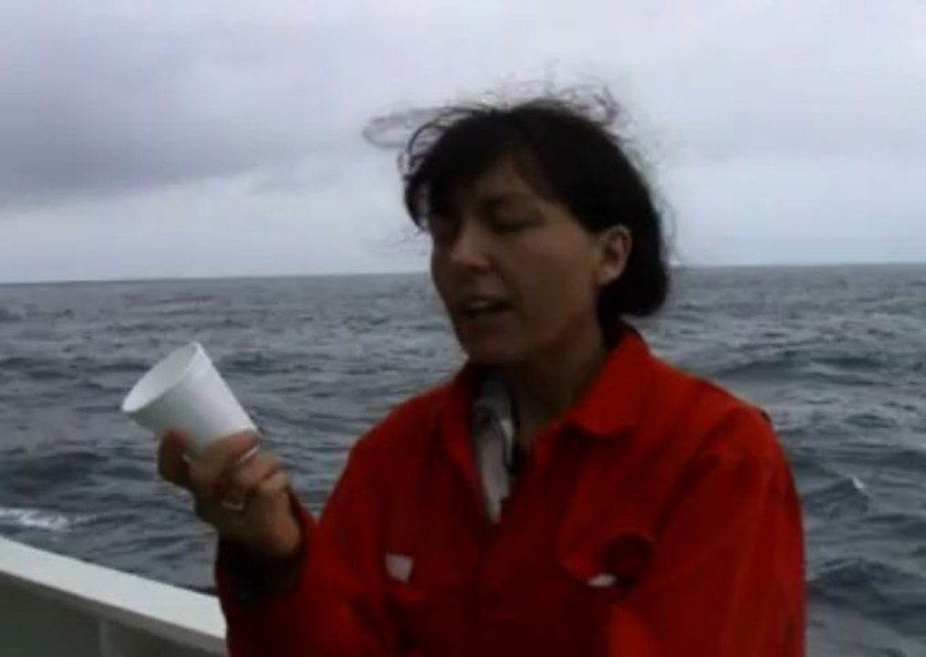 Gobelet en plastique comprimé par la pression de l'eau