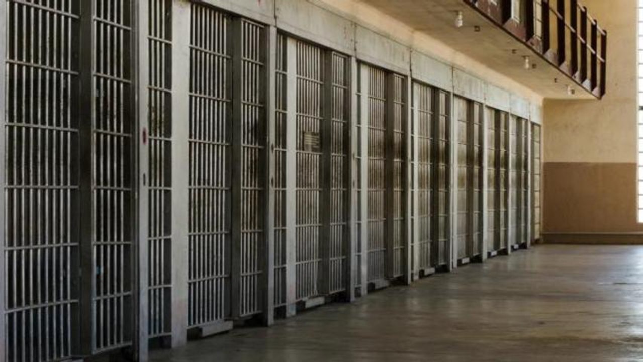 Inmates Reviewing Prisons on Yelp