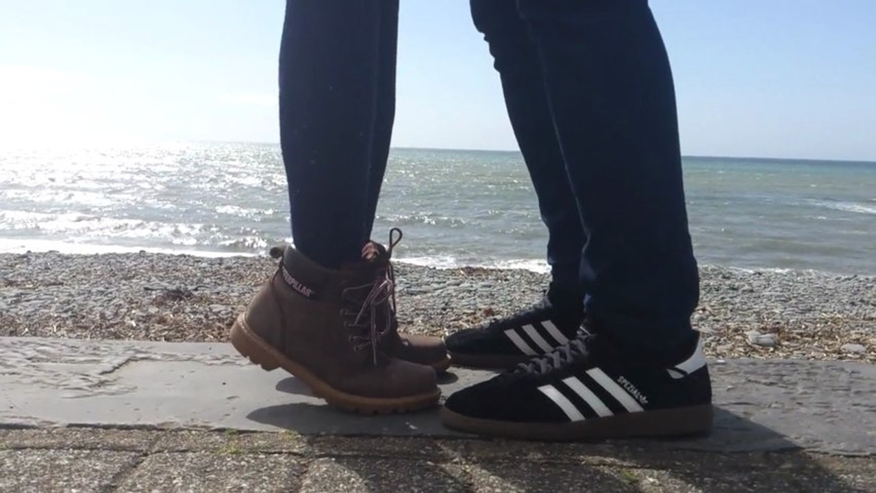 Un couple trop mignon se fait un baiser