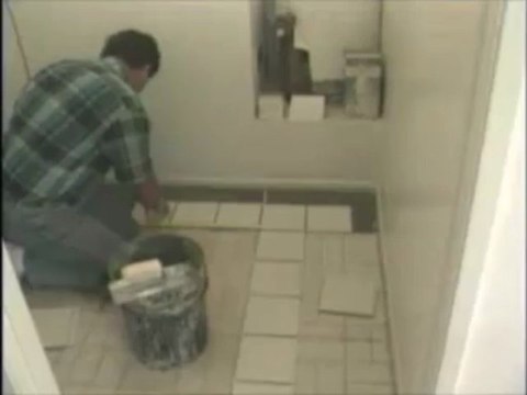 Укладка плитки на пол,центральный ряд