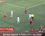 Bu kez hakem futbolcuya saldırdı