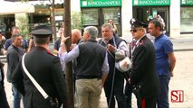 Napoli - Lavoratori di bacino incatenati davanti la sede della Banca d'Italia (29.04.13)
