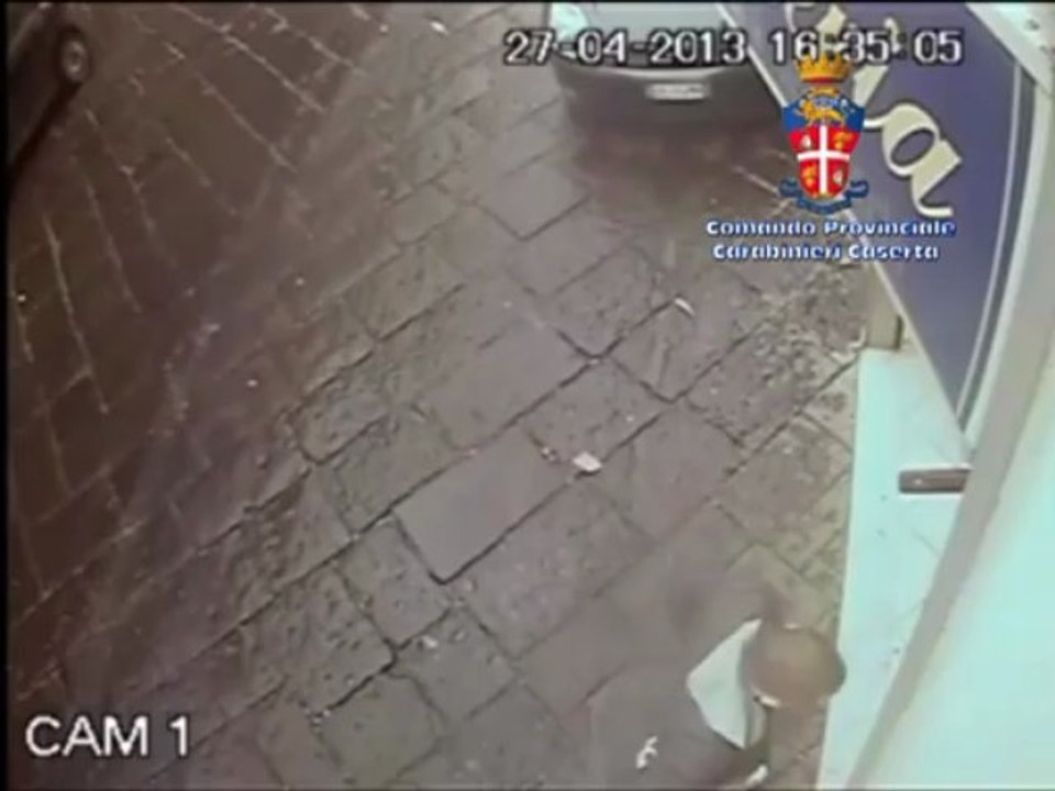 Maddaloni (CE) - Il filmato della rapina in gioelleria (29.04.13)