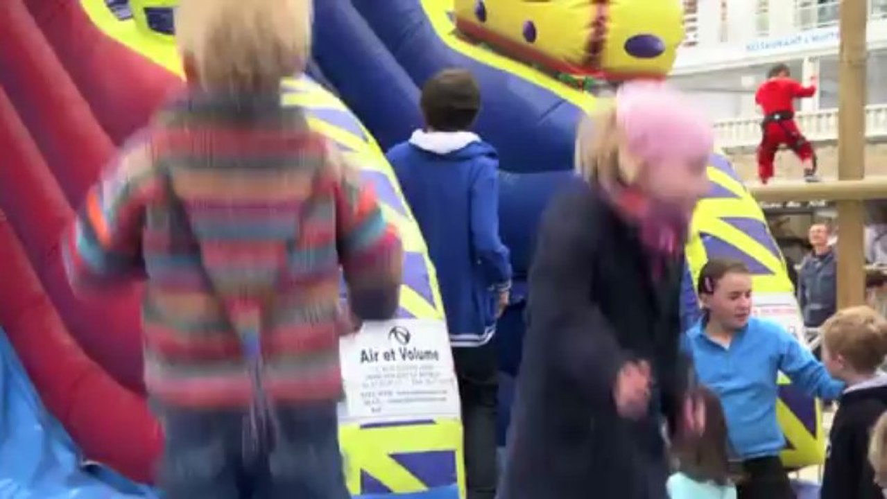 Video Quiberon en fête - Maquillage par les fées Gribouille et ambiance sur la Grande Plage