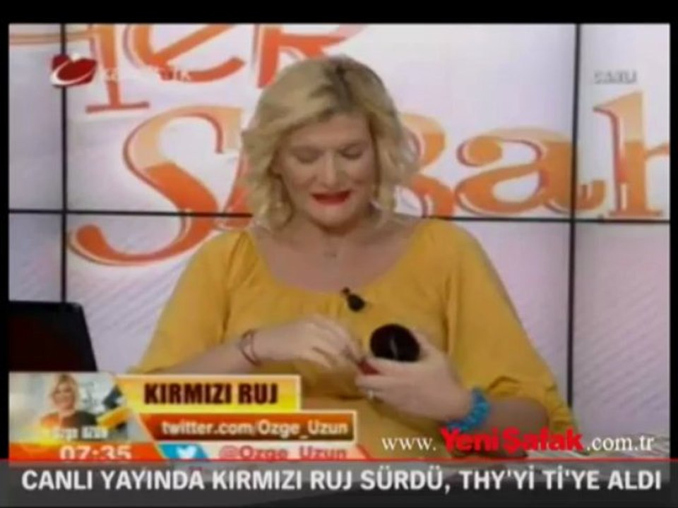 Canlı yayında kırmızı ruj sürdü, THY'yi ti'ye aldı