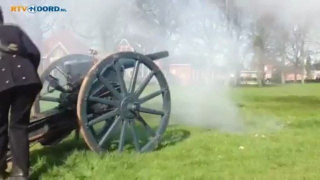 Saluutschoten ter ere van de Koning in Uithuizen - RTV Noord