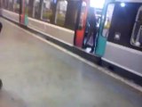 Femme bloque la porte RER reçoit coup de pied
