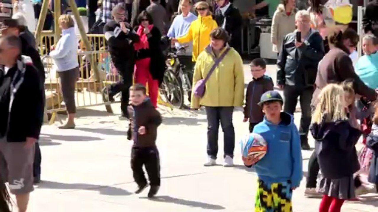 Video Quiberon en fête - Initiation à la danse bretonne sur la Grande Plage de Quiberon