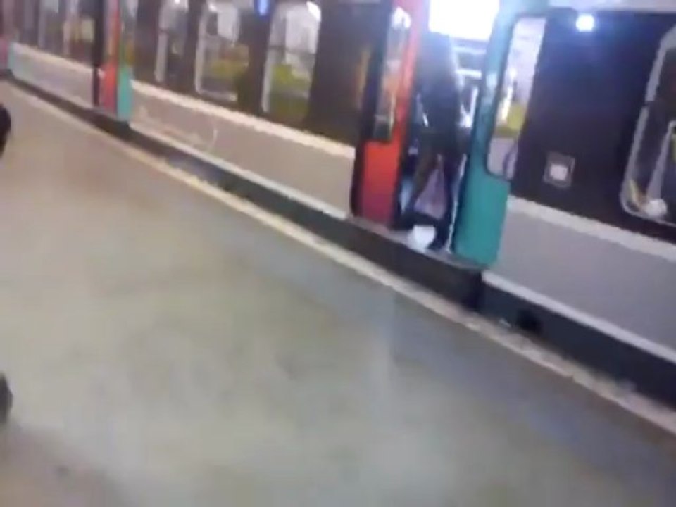VIDEO Il ne faut pas bloquer les portes du RER