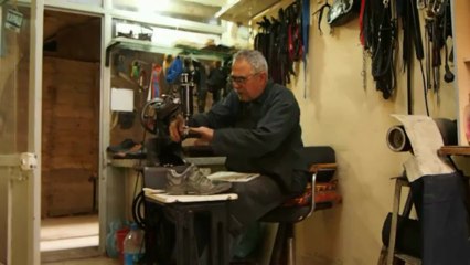 Roues-Libres / Reparation des chaussures de Matt a Mardin