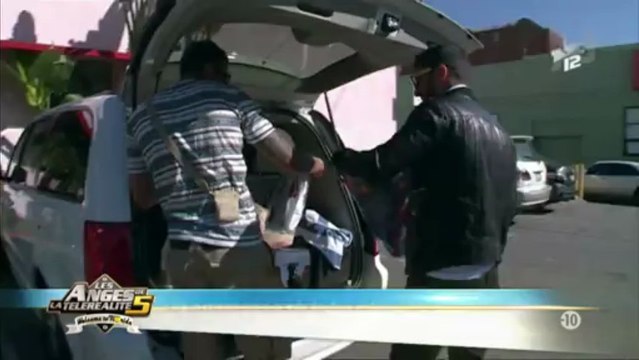 Les Anges de la télé-réalité 5 : Benjamin et Samir déguisés en Elvis et Superman (extrait de l'épisode 45)