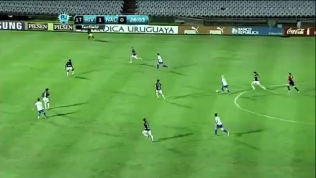 Uruguay, recupera rinvio del portiere e poi lo fulmina da fuori!