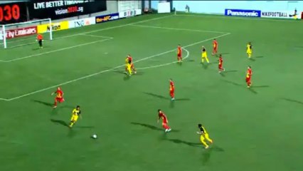 Difensore malesiano beffa di testa il proprio portiere