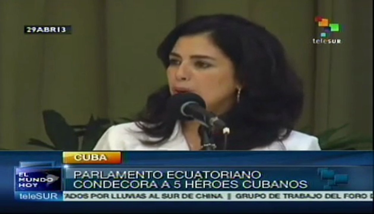 Parlamento de Ecuador condecora a los 5 héroes cubanos