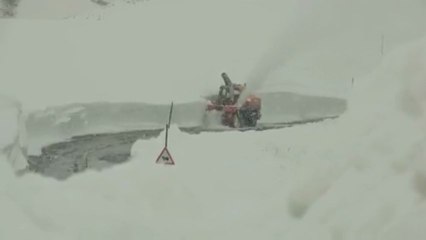 Déneigement du Galibier avant l'arrivée du Giro