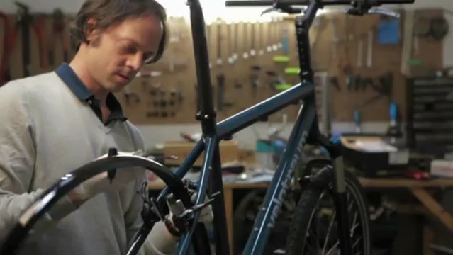 Montaje de la bicicleta Velotraum en Bicitecla, la tienda-taller de bicis en Barcelona