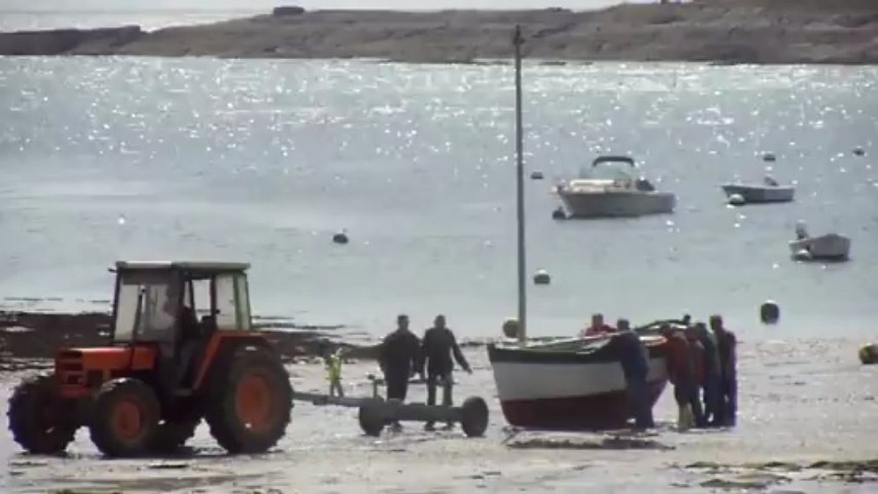 Mise à l'eau d'un vieux gréement à Locmaria- île de Groix - 30 avril 2013