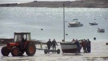 Mise à l'eau d'un vieux gréement à Locmaria- île de Groix - 30 avril 2013