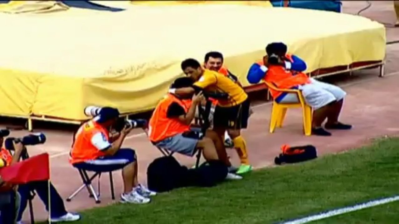 AFC Cup: Nawaf Al Mutairi knutscht den Fotografen