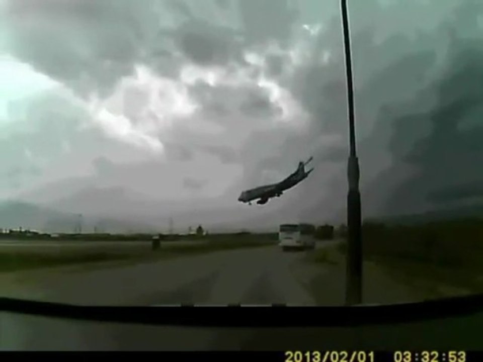 Crash impressionnant d'un avion en Afghanistan