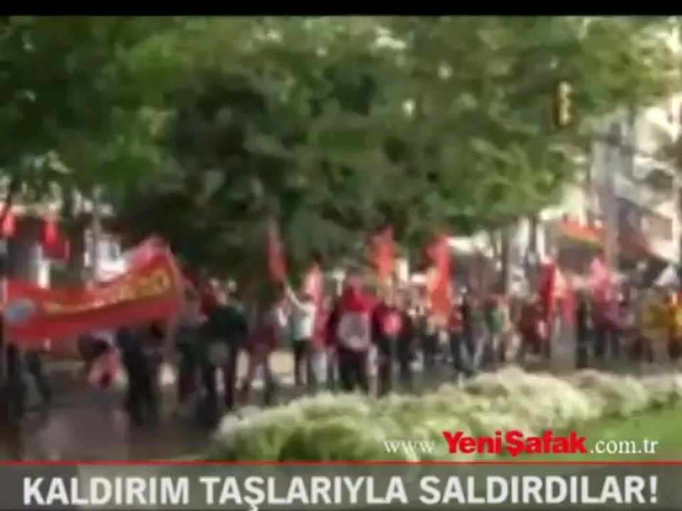 Polise kaldırım taşlarıyla saldırdılar