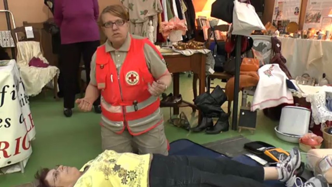 Démonstration de l'utilisation d'un défibrillateur