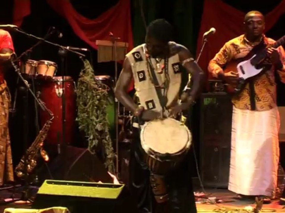 Musée des arts vivants du Cameroun: Calvin Yug live Alolo