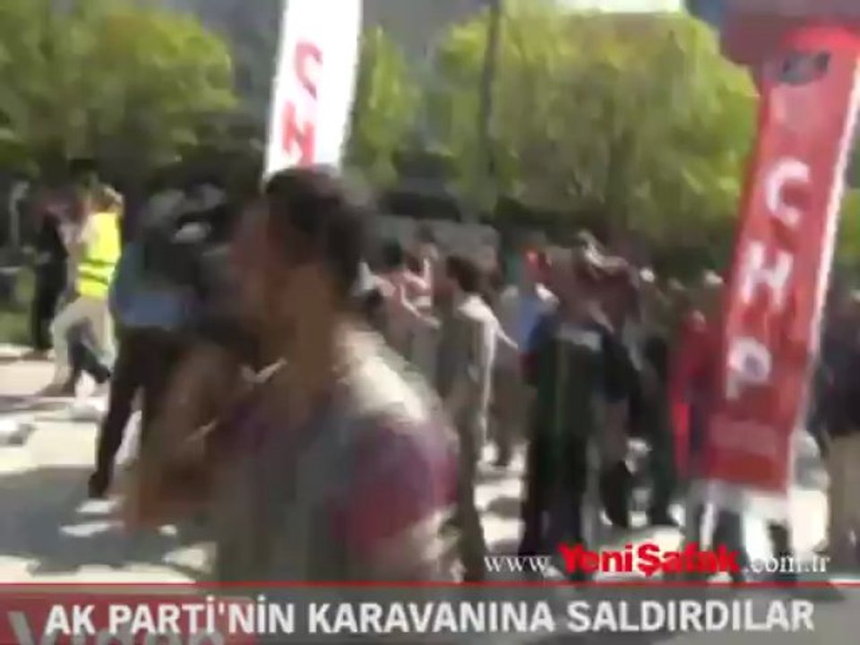 Ak Parti'nin karavanına saldırdılar!