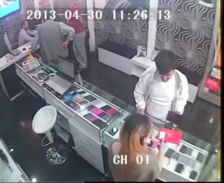 Cep Telefonu çalarken Güvenlik Kamerasına Yakalandı...