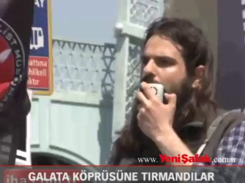 Kaldırılan köprüye tırmandılar