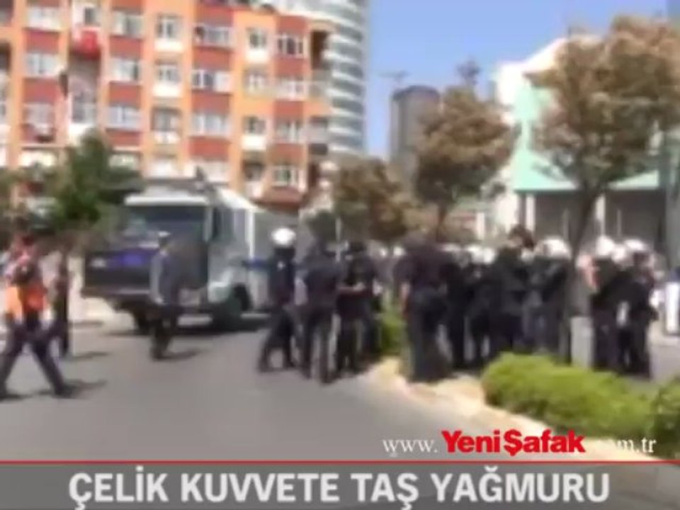 Çevik kuvvet taş yağmuruna tutuldu