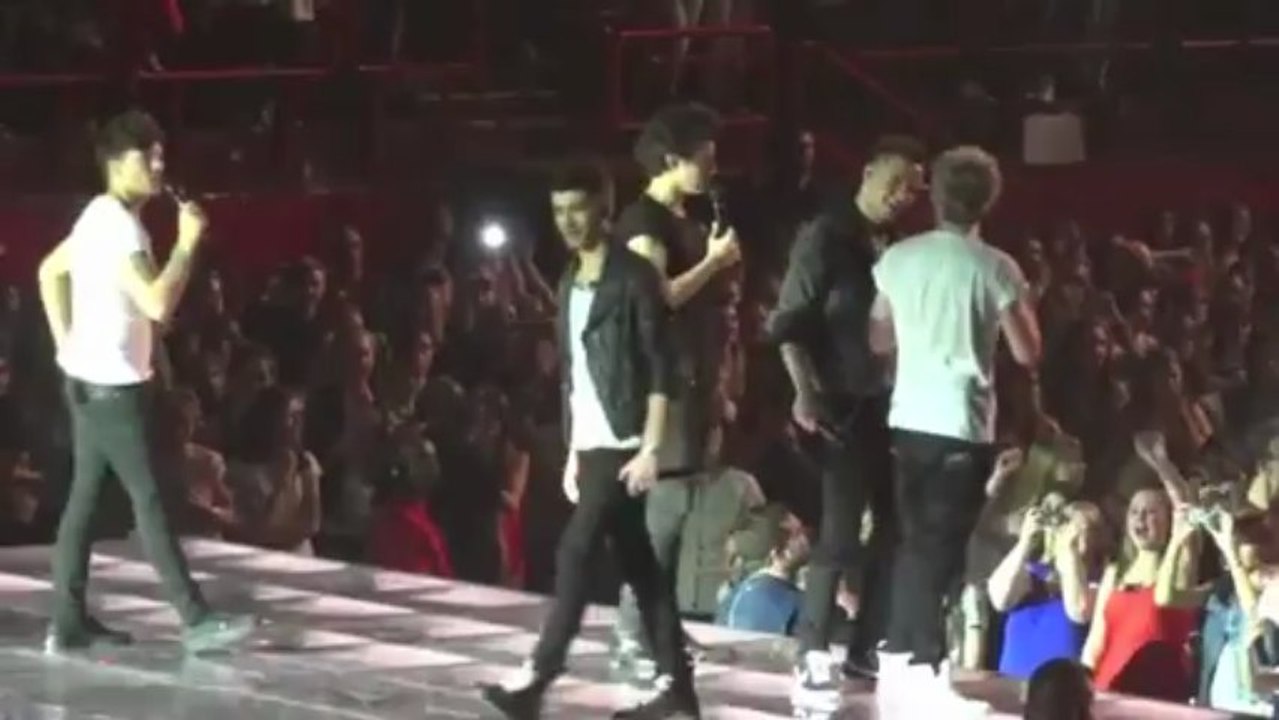 One Direction - Twitter Questions (Dancing Gangnam Style, Singing french songs) @ Paris, Bercy - YouTube
