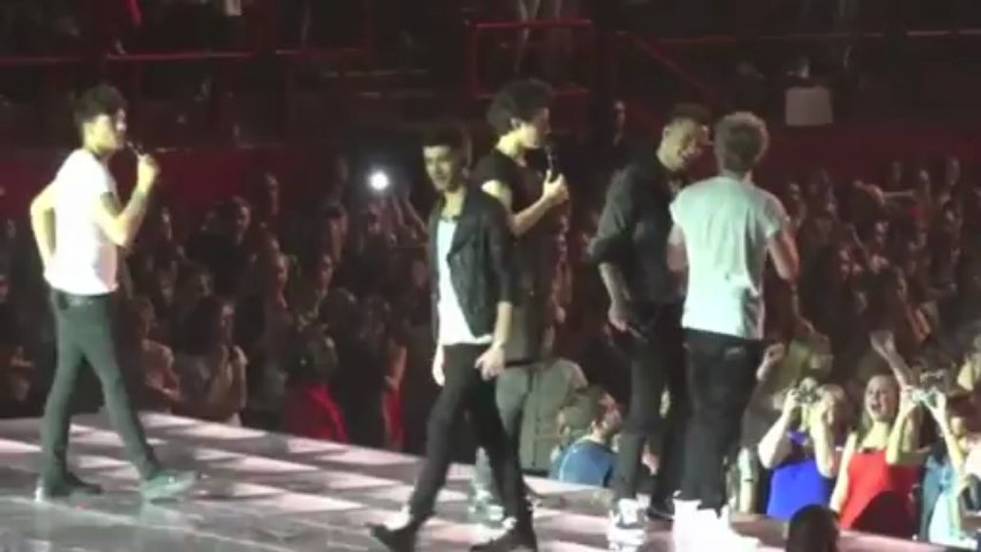 ⁣One Direction - Twitter Questions (Dancing Gangnam Style, Singing french songs) @ Paris, Bercy - You