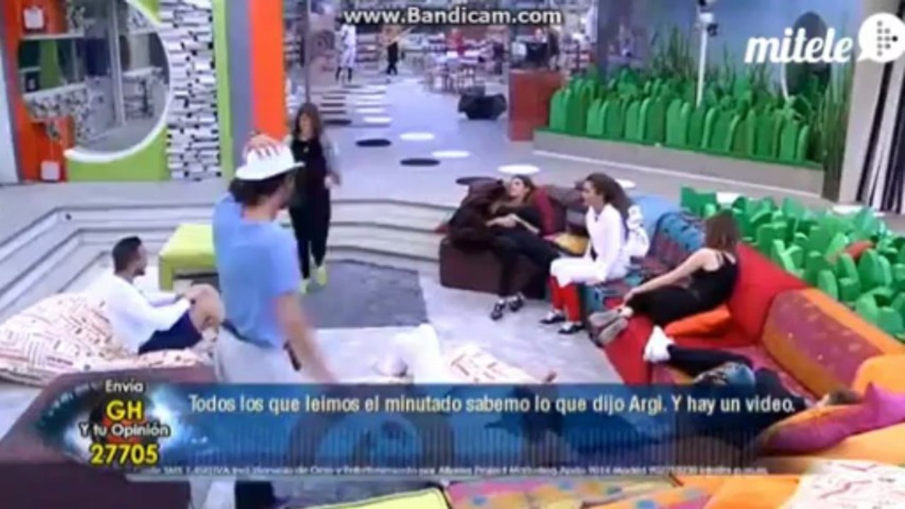 Kris y Soni saltando los ''circulos'' de la prueba [01-05-13]